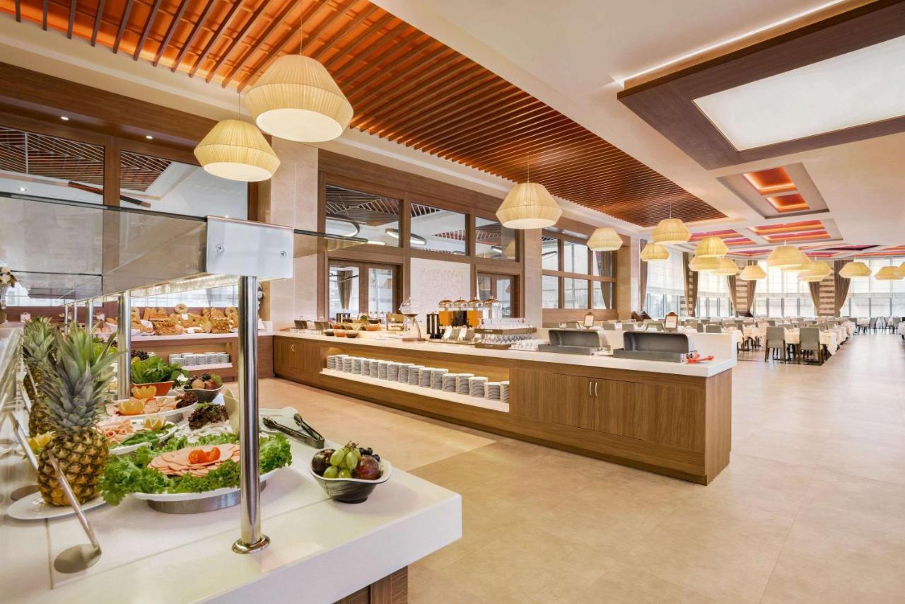 รามาดา พลาซา บาย วินด์แฮม ริเซ Hotel รีเซ ภายนอก รูปภาพ The buffet at the Grand Hotel