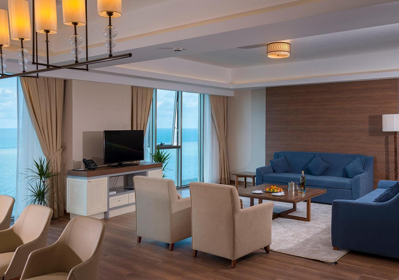 รามาดา พลาซา บาย วินด์แฮม ริเซ Hotel รีเซ ภายนอก รูปภาพ A living room in a hotel suite