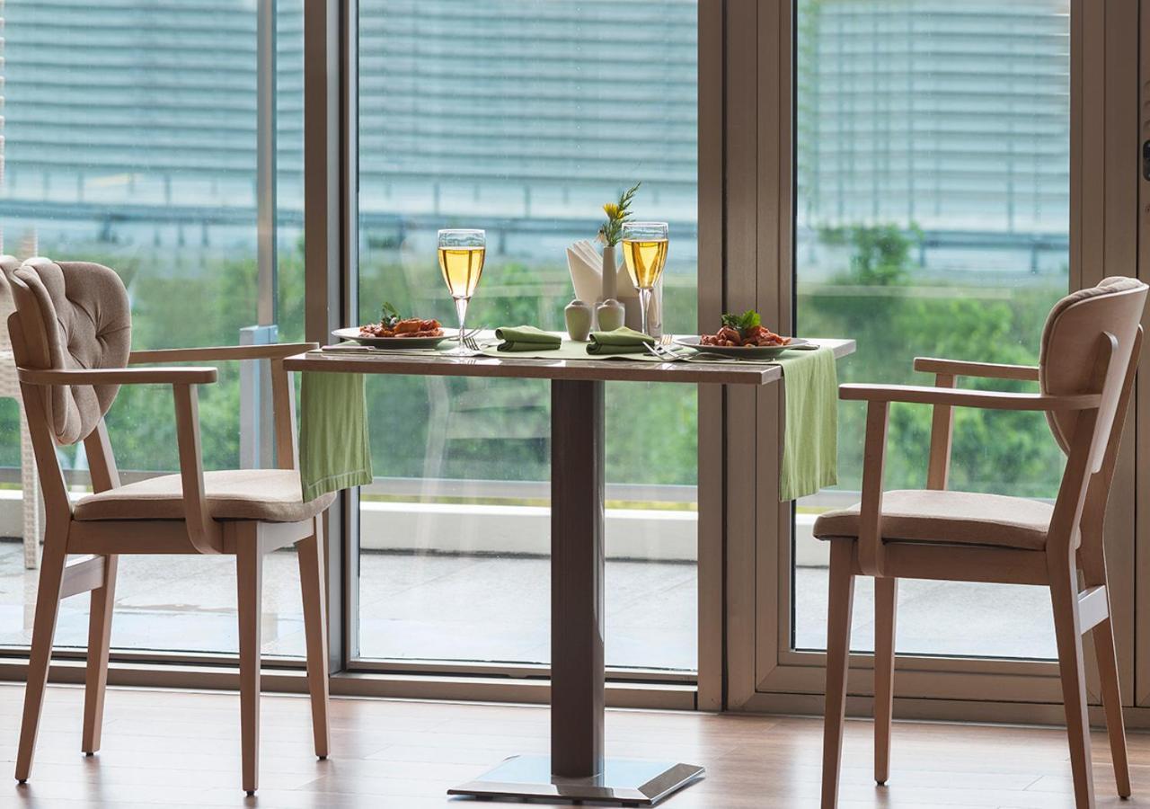 รามาดา พลาซา บาย วินด์แฮม ริเซ Hotel รีเซ ภายนอก รูปภาพ The Club Lounge at the airport