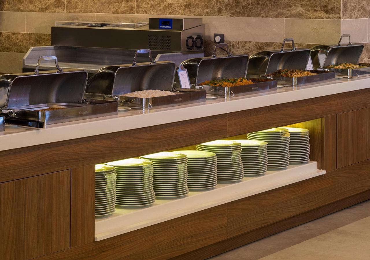 รามาดา พลาซา บาย วินด์แฮม ริเซ Hotel รีเซ ภายนอก รูปภาพ A chafing dish buffet